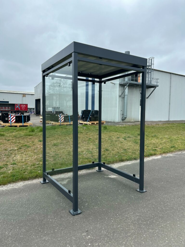 Rookruimtes voor buiten gerealiseerd met twee Myla rookoverkappingen bij Veerkracht in IJsselstein 4 kleine rookoverkapping van staal en glas voor ca 2 personen op bedrijfsterrein